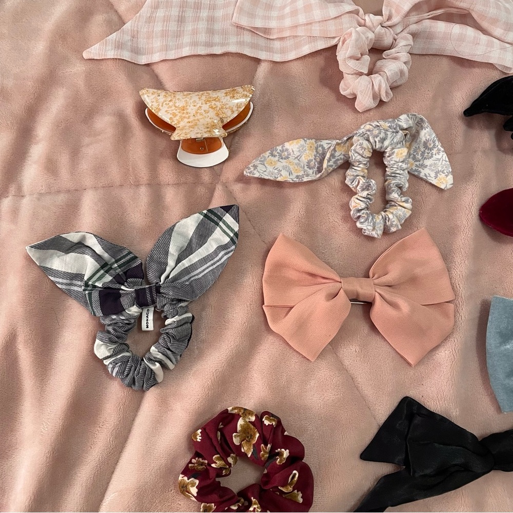 🎀 Bundle of Scrunchies & Hair Accessories 🎀 - Picture 2 of 3